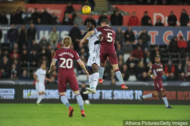 Swansea Cityn Wilfried Bony taistelee hallussaan Aston Villan James Chesterin kanssa Sky Bet Championship -ottelussa Swansea Cityn ja Aston Villan välillä Liberty Stadiumilla...' title='Richard O’Kelly ylistää Aston Villan John Terryä ja hänen siirtymistään valmentajaksi