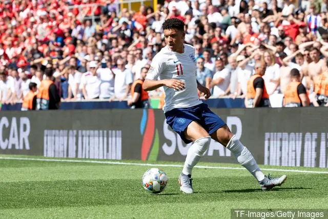 Jadon Sancho från England kontrollerar bollen under UEFA Nations Leagues tredje slutspelsmatch mellan Schweiz och England på Estadio D. Afonso Henriques den 9 juni 2019 i...' title='7 briljanta akademispelare Manchester City släpper taget