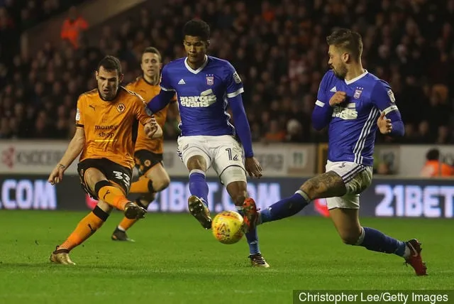 Leo Bonatini från Wolves skjuter när Jordan Spence och Luke Chambers från Ipswich blockerar under Sky Bet Championship-matchen mellan Wolverhampton och Ipswich Town på Molineux den 23 december...' title='Har Ipswichs Luke Chambers släppt en antydan om framtida roll när sommarkontraktet löper ut?