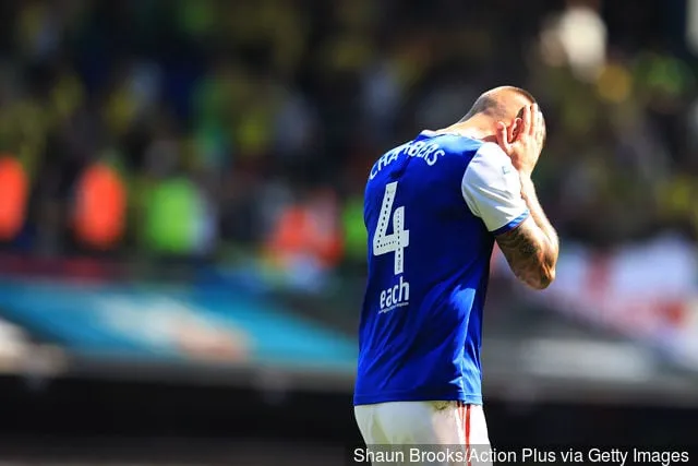 2 september 2018 Portman Road Ipswich England; EFL Championship fotboll Ipswich Town kontra Norwich City; Luke Chambers från Ipswich Town ser nedslagen ut efter 1-1-resultatet' title='Har Ipswichs Luke Chambers släppt en antydan om framtida roll när sommarkontraktet löper ut?