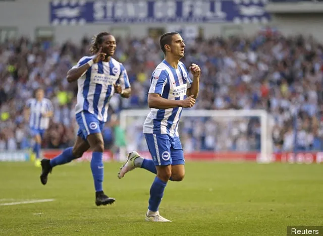 ブライトン・アンド・ホーヴ・アルビオンのアンソニー・ノッカートが初ゴールを決めて喜ぶ' title='クリス・ヒュートンの奇妙なケース: なぜ彼はもっと高く評価されないのでしょうか?