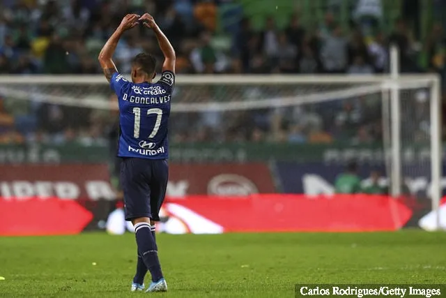 Дыёга Гансалвес з ФК Фамалікао святкуе забіванне другога гола ФК Фамалікао падчас матчу шостага тура Лігі Нос паміж Спортынгам і ФК Фамалікао на стадыёне Хасэ Альваладэ ў верасні...' title='7 клубаў, якім патрэбны большыя стадыёны