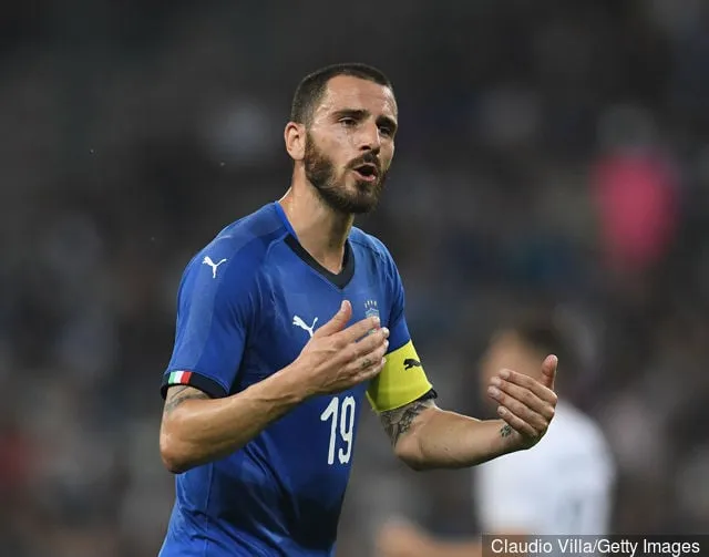 2018年6月1日、フランス・ニースのアリアンツ・リビエラ・スタジアムで行われたフランス対イタリアの国際親善試合中に反応するイタリアのレオナルド・ボヌッチ。' title='30歳以上の最も高額な契約7選手