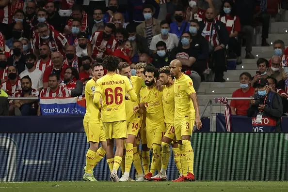 MADRID SPAGNA - 19 OTTOBRE: Mohamed Salah del Liverpool festeggia con i suoi compagni di squadra dopo aver segnato un gol durante la partita di calcio del Gruppo B della UEFA Champions League tra Atletico Madrid e Liverpool allo stadio Wanda Metropolitano di Madrid, Spagna, il 19 ottobre 2021. (Foto di Burak Akbulut/Anadolu Agency via Getty Images)' title='La moglie di Fabinho, Rebeca Tavares, pubblica un tweet di quattro parole dopo la vittoria del Liverpool