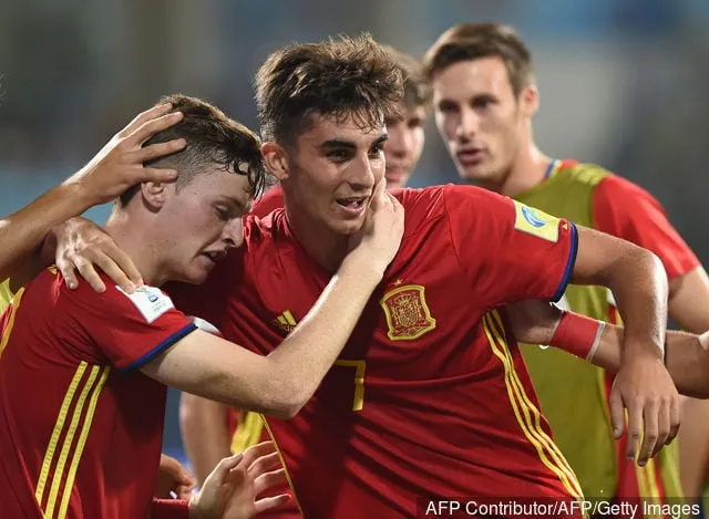 Ferran Torres (C) från Spanien firar med lagkamrater efter att ha gjort ett mål under den andra semifinalmatchen mellan Mali och Spanien i FIFA U-17 World Cup på D.Y.Patil...' title='Ferran Torres skriver på nytt Valencia-kontrakt efter Liverpool-spekulationer
