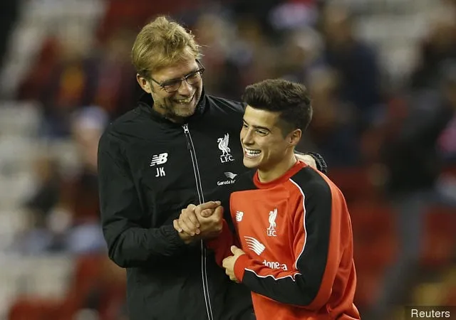 Liverpoolin manageri Juergen Klopp ja Joao Carlos Teixeira ennen peliä' title='Joao Teixiera lähettää viestin Liverpoolille Porton muuton jälkeen