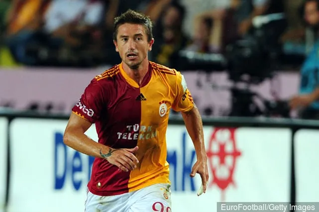 Harry Kewell del Galatasaray in azione durante la partita della Super League turca Spor toto contro Bursa Spor allo stadio Ali Sami Yen il 22 agosto 2010 a Istanbul, in Turchia.' title='I tifosi del Leeds reagiscono quando Harry Kewell viene licenziato dal Notts County