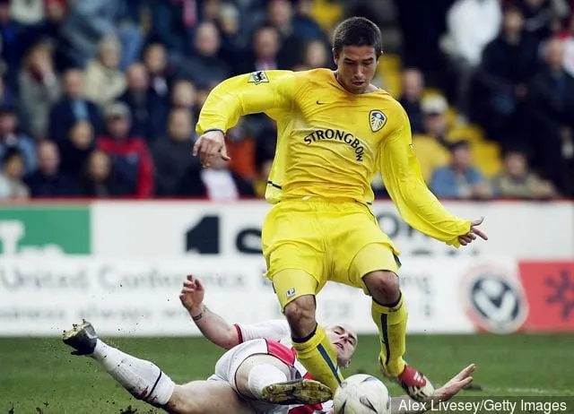 Robert Page di Sheffield si scontra con Harry Kewell di Leeds durante la partita finale del quarto di Coppa della fa Sheffield United contro Leeds United a Bramall Lane il 9 marzo 2003 a Sheffield in Inghilterra.' title='I tifosi del Leeds reagiscono quando Harry Kewell viene licenziato dal Notts County