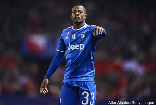 Patrice Evra van Juventus kijkt toe tijdens de UEFA Champions League-wedstrijd tussen Sevilla FC en Juventus in Estadio Ramon Sanchez Pizjuan op 22 november 2016 in Sevilla, Spanje.' title='Fans van Manchester United reageren op Twitter op de overstap van West Ham naar Patrice Evra