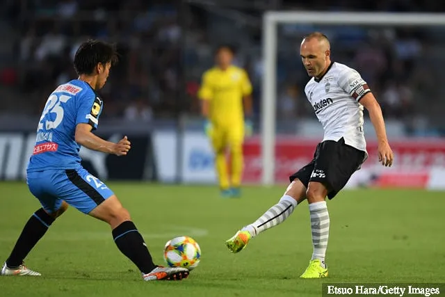 (VAIN PÄÄKÄYTTÖKÄYTTÖÖN) Vissel Koben Andres Iniesta ja Kawasaki Frontalen Ao Tanaka kilpailevat pallosta J. Leaguen J1-ottelussa Kawasaki Frontalen ja Vissel Koben välillä...' title='7 vuosikymmenen parasta keskikenttäpelaajaa