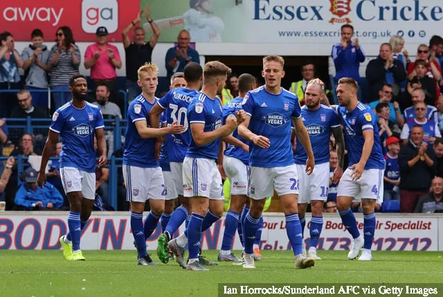 Luke Garrett de Ipswich celebra después de anotar el gol inicial durante el partido Sky Bet League One entre Ipswich Town y Sunderland en Portman Road el 10 de agosto de 2019 en Ipswich...' title='Los 7 mejores equipos recién ascendidos de la Premier League