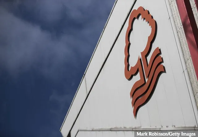 El logotipo del club Nottingham Forest en el costado de una de sus gradas antes del partido del Sky Bet Championship entre Nottingham Forest y Middlesbrough en el City Ground el 19 de agosto de 2017 en...' title='Los 7 mejores equipos recién ascendidos de la Premier League