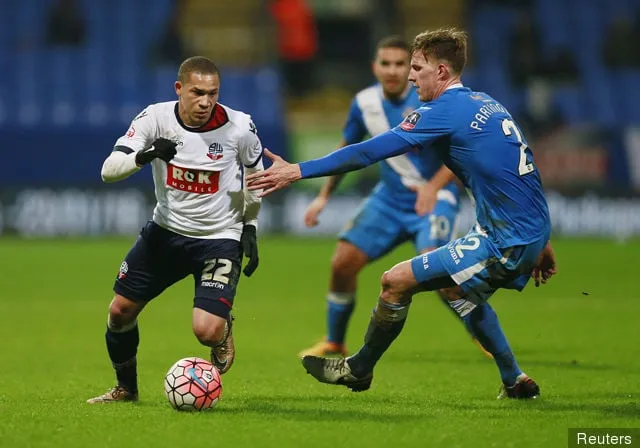 볼튼' title='웰링턴 실바가 클럽을 떠난 후 아스날 팬들은 트위터에 반응