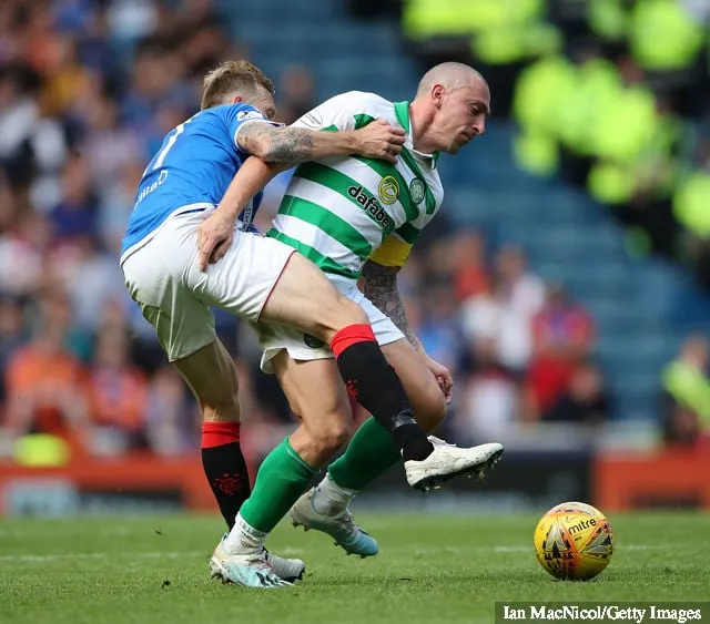 Скот Браўн з 'Селтыка' кінуў выклік Скоту Арфілду з ФК 'Рэйнджэрс' падчас матчу прэм'ер-лігі Ladbrokes паміж 'Рэйнджэрс' і 'Селтыкам' на стадыёне 'Айброкс' 1 верасня 2019 г. у Глазга...' title='«Селтык» толькі што падпісаў кантракт з гульцом, які будзе шчыра турбаваць Скота Браўна