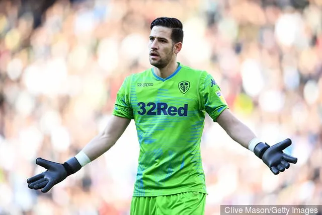 Kiko Casilla fra Leeds United reagerer under Sky Bet Championship Play-off semifinalen i første etappe mellom Derby County og Leeds United på Pride Park Stadium 11. mai 2019 i Derby...' title='Rapport: Leeds går glipp av Arsenal-keeper Emiliano Martinez