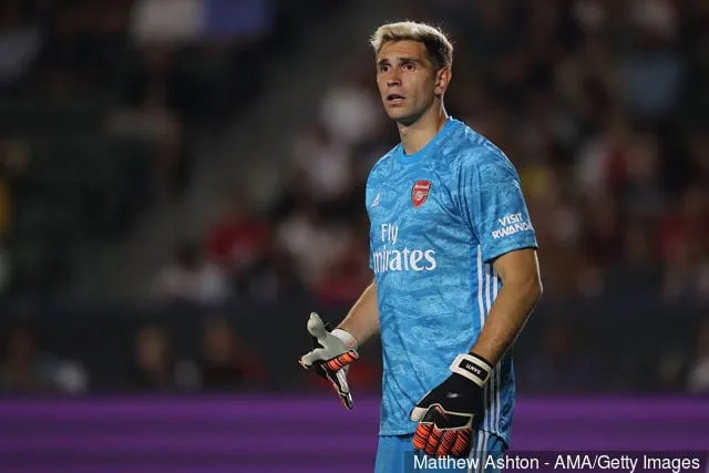 Målvakt Emiliano Martínez fra Arsenal under den internasjonale Champions Cup-kampen 2019 mellom Arsenal og FC Bayern München på Dignity Health Sports Park 17. juli 2019 i Carson...' title='Rapport: Leeds går glipp av Arsenal-keeper Emiliano Martinez