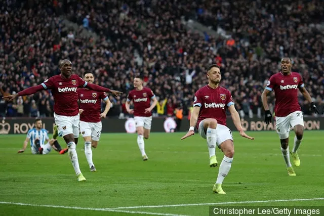 Хаўер Эрнандэс з Вест Хэма Юнайтэд святкуе гол сваёй каманды' title='Рыа Фердынанд рэагуе на дубль Хаўера Эрнандэса за 'Вест Хэм Юнайтэд'.