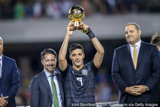 Les fans de Wolverhampton Wanderers réagissent alors que Raul Jimenez est nommé joueur du tournoi de la Gold Cup