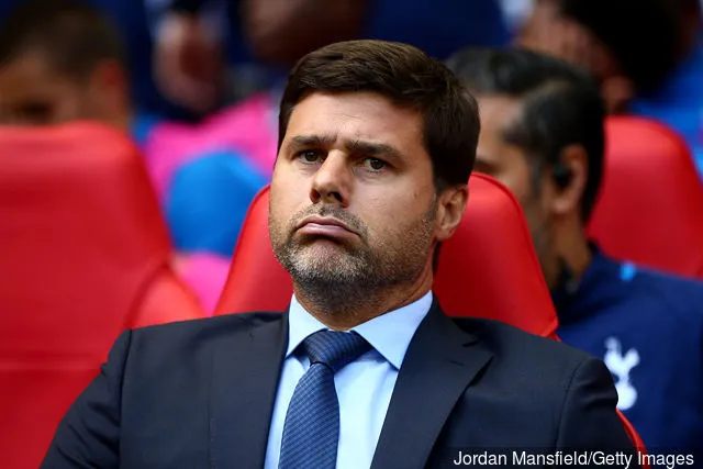 Mauricio Pochettino, a Spurs menedzsere a Tottenham Hotspur és a Juventus szezon előtti barátságos mérkőzése előtt vár a Wembley Stadionban, 2017. augusztus 5-én Londonban.' title='Daniel Levy, a Tottenham a spanyol óriásokat célozza meg, Pochettino Bentley-jével.
