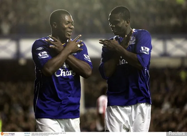 Yakubu feirer å score det femte målet for Everton med Joseph Yobo (R)' title='Tidenes beste Nigeria-lag