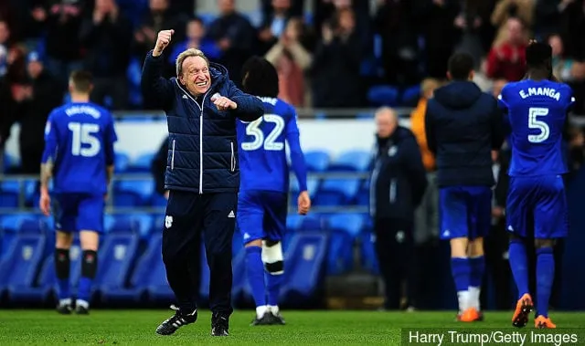 Neil Warnock, Manager von Cardiff City (2L), feiert beim Schlusspfiff während des Sky Bet Championship-Spiels zwischen Cardiff City und Middlesbrough im Cardiff City Stadium im Februar...' title='Die Fans von Aston Villa geraten nach dem Sieg des Zweitplatzierten Cardiff nicht in Panik