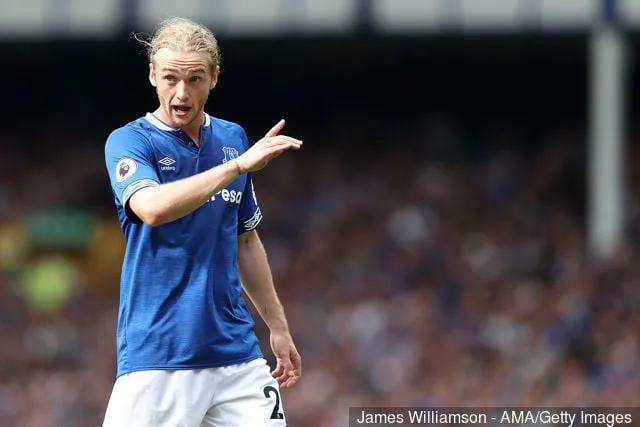Tom Davies, az Everton az Everton FC és a Southampton FC Premier League-mérkőzésén a Goodison Parkban 2018. augusztus 18-án, Liverpoolban, az Egyesült Királyságban.' title='A Celtichez köthető Tom Davies az Evertonért küzd