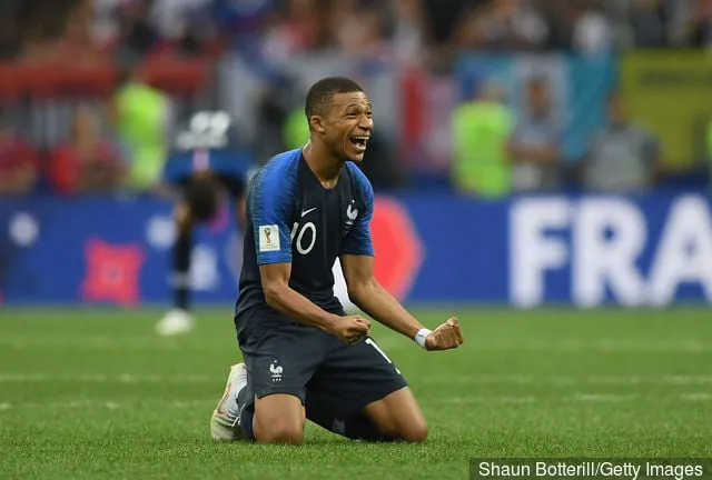 2018年7月15日、ロシア・モスクワのルジニキ・スタジアムで行われた2018 FIFAワールドカップ ロシア決勝、フランス対クロアチア戦終了のホイッスルを迎えて喜ぶフランスのキリアン・ムバッペ。' title='HITCセブンズ2018ワールドカップ予想を振り返る