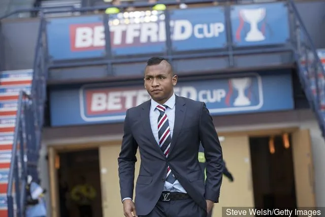 Alfredo Morelos von den Rangers geht hinaus, um das Spielfeld vor dem Halbfinale des Betfred Cup im Hampden Park am 22. Oktober 2017 in Glasgow, Schottland, zu inspizieren.' title='Rangers-Ass Alfredo Morelos äußert sich zum Fehlschuss von Kolumbiens offenem Tor