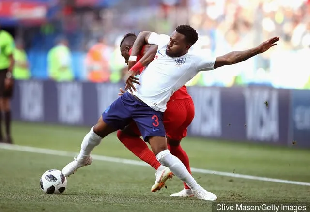 Danny Rose aus England trifft auf Abdiel Arroyo aus Panama während des Gruppe-G-Spiels der FIFA Fußball-Weltmeisterschaft Russland 2018 zwischen England und Panama im Nischni Nowgorod-Stadion am 24. Juni 2018 in ...' title='Fans reagieren auf Twitter auf die Leistung von Tottenham-Star Danny Rose in England