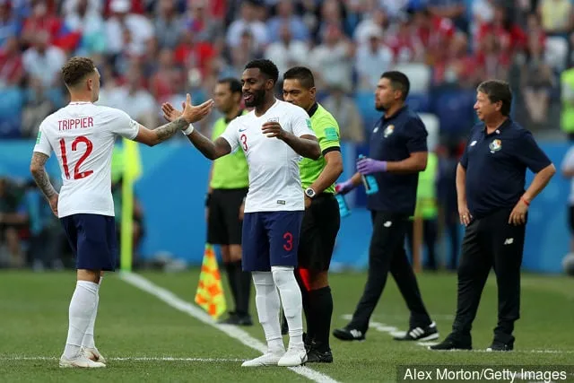 Kieran Trippier aus England begrüßt Danny Rose aus England, als Kieran Trippier ausgewechselt wird und Danny Rose während des Gruppe-G-Spiels der FIFA Fußball-Weltmeisterschaft Russland 2018 zwischen ... ausgewechselt wird.' title='Fans reagieren auf Twitter auf die Leistung von Tottenham-Star Danny Rose in England
