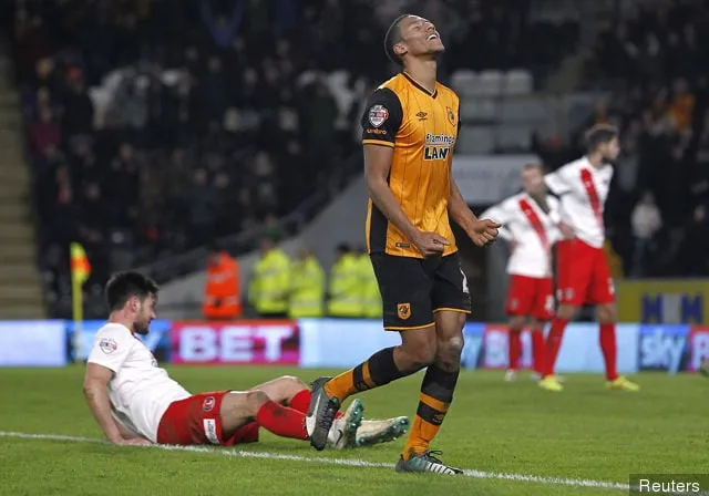 아이작 헤이든이 헐시티의 6번째 골을 넣은 것을 축하하고 있다' title='격동의 2016년 헐시티를 9개의 이미지로 요약하다