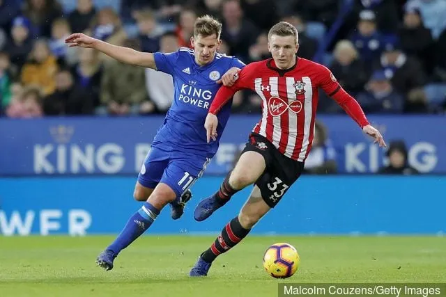 Marc Albrighton von Leicester City (l.) fordert Matt Targett von Southampton während des Premier-League-Spiels zwischen Leicester City und Southampton FC im King Power Stadium im Januar heraus...' title='Matt Targett beschreibt, wie sich Southampton unter Ralph Hasenhuttl zum Besseren verändert hat