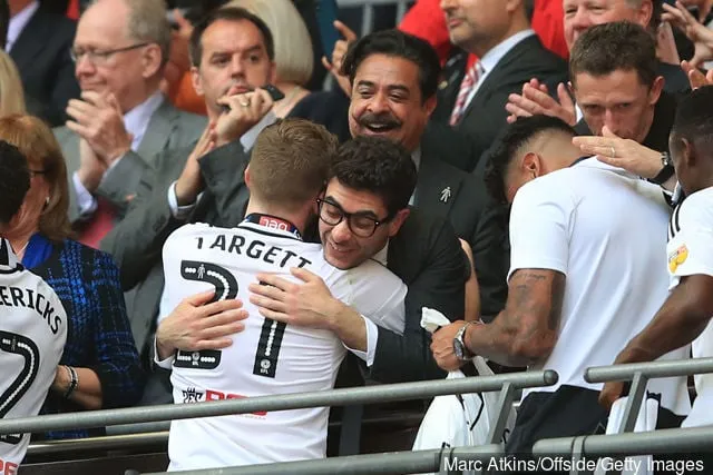 Matt Targett von Fulham feiert mit dem Vorsitzenden und Eigentümer von Fulham, Shahid Khan, und dem stellvertretenden Vorsitzenden und Director of Football Operations von Fulham, Tony Khan, während der Sky Bet Championship Play Offs...' title='Matt Targett beschreibt, wie sich Southampton unter Ralph Hasenhuttl zum Besseren verändert hat