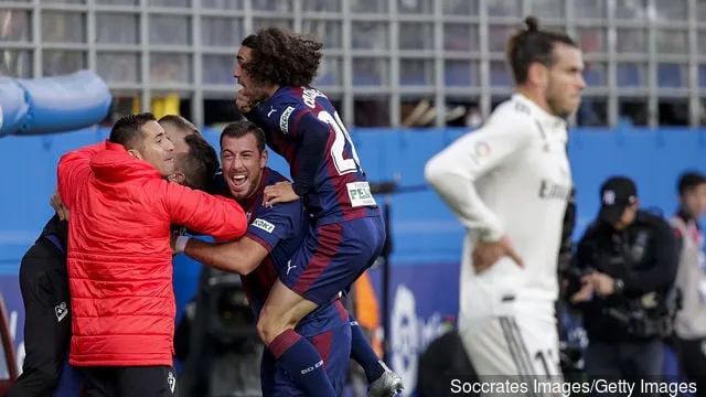 Sergi Enrich van SD Eibar Marc Cucurella van SD Eibar Gareth Bale van Real Madrid tijdens de La Liga Santander-wedstrijd tussen Eibar tegen Real Madrid in het Estadio Municipal de Ipurua op...' title='Het gerapporteerde Newcastle-doelwit Marc Cucurella scheurde Real Madrid uit elkaar