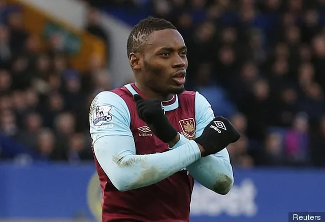 Diafra Sakho juhlii West Hamin toista maalia' title='Lee Bowyer poimii luut pois West Hamin tappiosta Spursille, sääli Biliciä