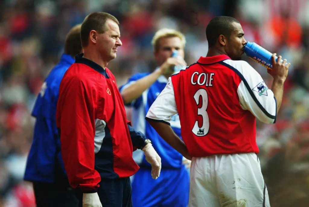 아스날의 애슐리 콜이 루코자드 스포츠(Lucozade Sport)를 마시고 있다.' title='역대 최고의 아스날 아카데미 졸업생 — 아담스부터 사카까지