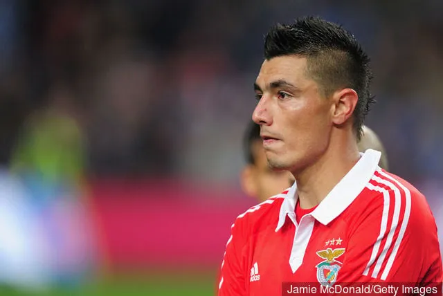 Een neerslachtige Oscar Cardozo van Benfica kijkt toe tijdens de UEFA Europa League-finale tussen SL Benfica en Chelsea FC in de Amsterdam Arena op 15 mei 2013 in Amsterdam, Nederland.' title='De laatste 7 topscorers van de Portugese Primeira Liga: waar staan ​​ze nu?