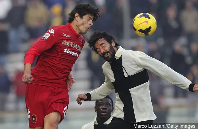 Anderson Miguel Da Silva Nene van Cagliari Calcio concurreert om de bal met Mattia Cassani van Parma FC tijdens de Serie A-wedstrijd tussen Parma FC en Cagliari Calcio in Stadio Ennio Tardini...' title='De laatste 7 topscorers van de Portugese Primeira Liga: waar staan ​​ze nu?