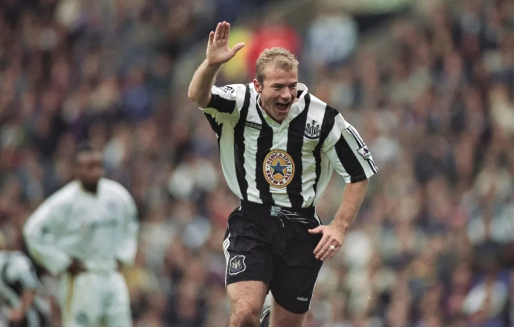 Alan Shearer ünnepli a Leeds United–Newcastle United 1996-os meccset' title='A Premier League minden idők legjobb XI-esébe Cristiano Ronaldo és Paul Scholes tartozik, de Mohamed Salah nem