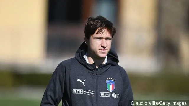 Italian Federico Chiesa tarkkailee harjoittelua Centro Tecnico Federale di Covercianossa 20. maaliskuuta 2019 Firenzessä Italiassa.' title='Ilmoitettua Tottenham-kohdetta Federico Chiesaa on kutsuttu 'nuoreksi Gareth Baleksi