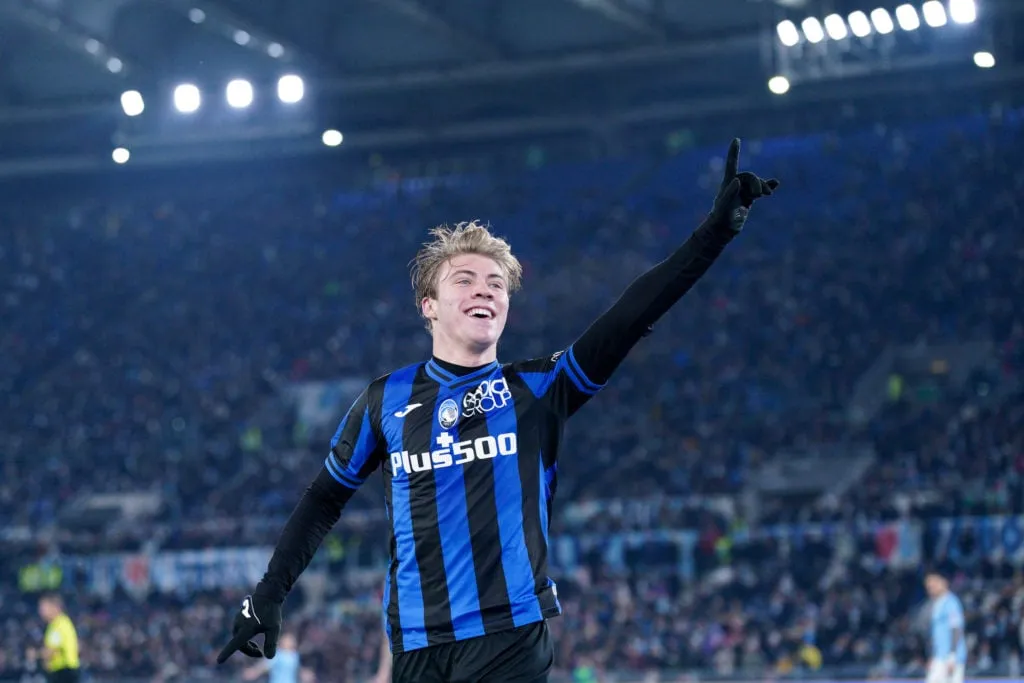 Se insta al 'joven Zlatan' Rasmus Hojlund a no realizar una transferencia de £ 44 millones al Newcastle o al Arsenal