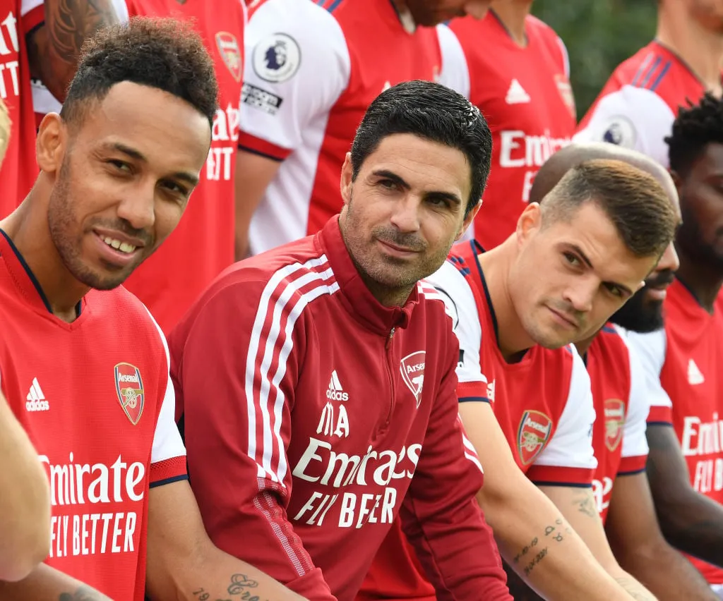 6ft 6ins man skulle bli Arsenals längsta spelare om han skriver på i januari