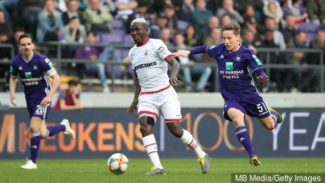 アントワープのダニエル・オパーレとアンデルレヒトのヤリ・フェルシャーレンは、コンスタントで開催されたRscアンデルレヒトとロイヤル・アントワープFCの間のジュピラー・プロ・リーグ・プレーオフ1試合（3日目）でボールを奪い合う。' title='レポート：バーンリーとワトフォード、20キャップ代表フライヤーの1月契約を検討