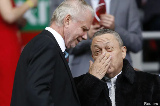 West Ham-co-voorzitters David Sullivan en David Gold voor de wedstrijd' title='Doeldroogte voor West Ham-eigenaren: de 30 aanvallers getekend door Sullivan en Gold