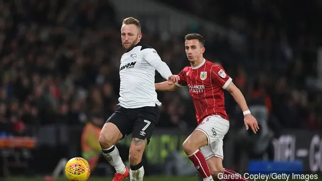 2018年1月19日にiプロスタジアムで行われたダービー・カウンティ対ブリストル・シティのスカイ・ベット・チャンピオンシップ戦で、ブリストル・シティのジョー・ブライアンと対戦するダービーのジョニー・ラッセル。' title='「再契約してください」：ダービー・カウンティのファンはジョニー・ラッセルの復帰を望んでいる