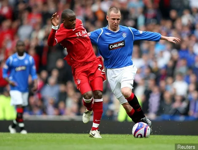 Kenny Miller – Rangers akcióban Sone Aluko – Aberdeen ellen' title='Jelentés: Rangerek az öt klub között, akik lelkesednek Sone Alukoért a Hull City megjelenése után