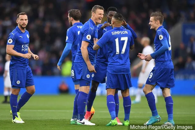 Robert Huth fra Leicester City og Danny Simpson fra Leicester City taler forud for Premier League-kampen mellem Leicester City og Watford på The King Power Stadium den 6. maj 2017 i...' title='Celtic burde gøre sommerindsats for Leicesters Robert Huth