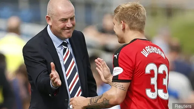 Rangers manager Mark Warburton med Martyn Waghorn i slutet av matchen' title='Här är vad Martyn Waghorn sa om att lämna Rangers för sex månader sedan