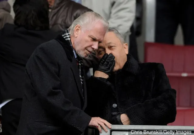I presidenti congiunti del West Ham United David Sullivan e David Gold (a sinistra) chiacchierano prima della partita della Barclays Premier League tra Wigan Athletic e West Ham United al DW Stadium il 15 maggio...' title='Sotto attacco David Sullivan dice ai fan quando prenderà in considerazione la possibilità di vendere al West Ham