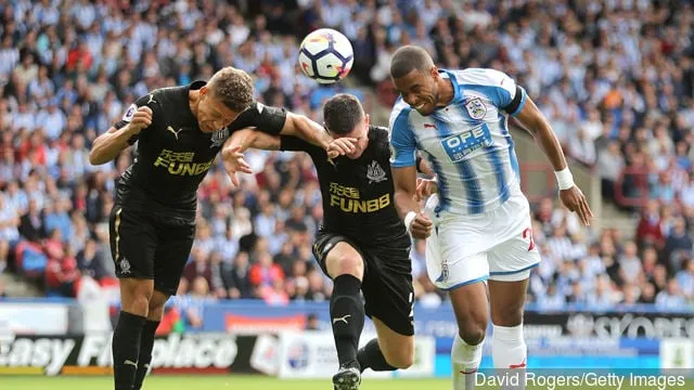 Mathias Jorgensen (Huddersfield Town) Dwight Gayle (Newcastle United) és Ciaran Clark (Newcastle United (C)) mind a fejesért küzd a Premier League-meccsen...' title='Jelentés: A Celtic szeretné leigazolni a Huddersfield Town játékosát, Mathias 'Zanka' Jorgensent